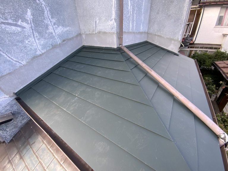 大分市G様邸 雨漏屋根改修<br />下屋根部分を錆の出にくいガルバリウム鋼板に