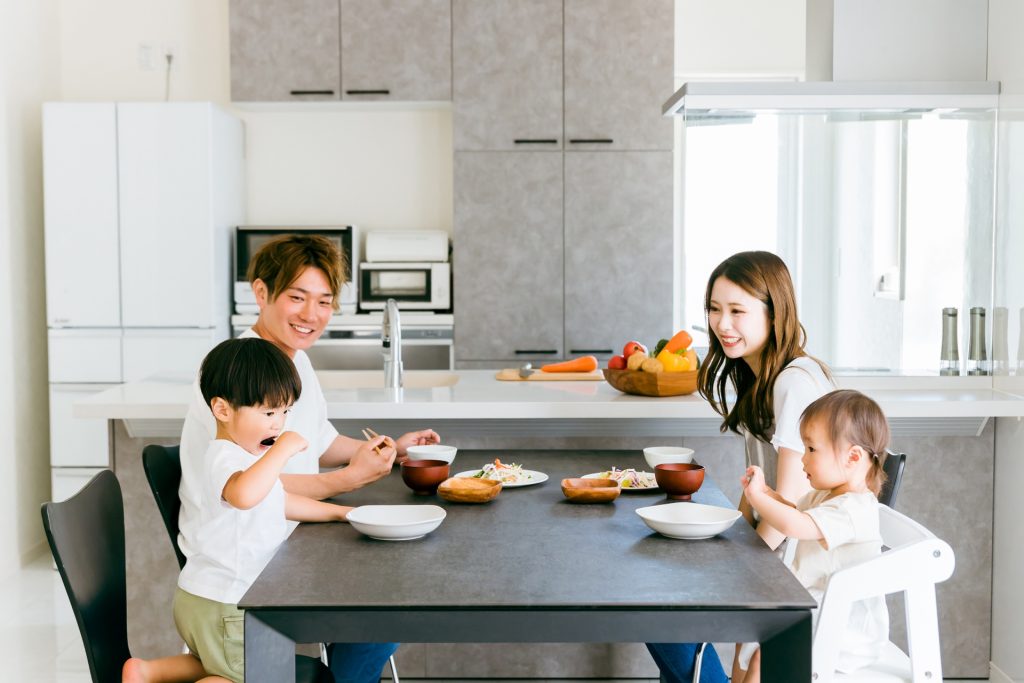 家族が集まるキッチンに変えてみませんか？コの字キッチンの魅力について解説します！